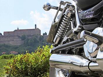 Biken rund um die Plassenburg: Der Landkreis Kulmbach wirbt nach wie vor engagiert um die Gunst der Motorradfahrer, für die eine neue Karte mit 8000 Exemplaren aufgelegt wird. Foto: BR-Archiv/Jürgen Gärtner