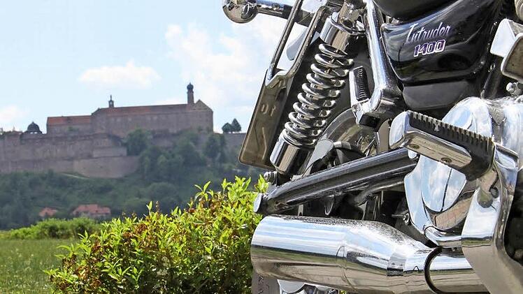 Biken rund um die Plassenburg: Der Landkreis Kulmbach wirbt nach wie vor engagiert um die Gunst der Motorradfahrer, für die eine neue Karte mit 8000 Exemplaren aufgelegt wird. Foto: BR-Archiv/Jürgen Gärtner