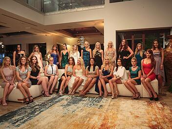 Diese 22 Traumfrauen wollen das Herz des Bachelors erobern. In der hinteren Reihe stehen: Silvana, Jana, Fabienne, Clea-Lacy, Anna, Susanna, Jannika, Erika, Lisa, Caro und Cara (v.l.). Auf der Couch sitzen: Chloé, Viola, Tina S., Alesa, Tina B., Evelin, Julia F., Julia P., Inci, Sabrina und Kattia (v.l.). Foto: RTL