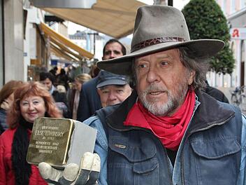 Der Kölner Künstler Gunter Demnig bei einer Stolperstein-Verlegung in Bad Kissingen. Foto: Archiv/Werner Vogel