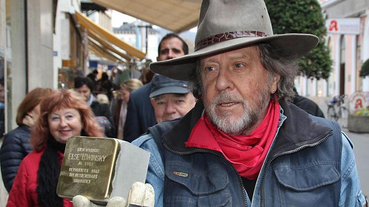 Der Kölner Künstler Gunter Demnig bei einer Stolperstein-Verlegung in Bad Kissingen. Foto: Archiv/Werner Vogel