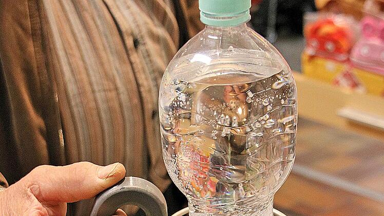 Paul's Flaschenhalter ist für die gängigen 1,5-Liter-Getränkeflaschen aus Plastik gedacht und soll das einhändige Öffnen erleichtern. Foto: Dieter Britz
