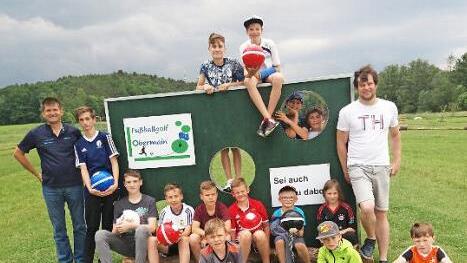 Die Teilnehmer des Turniers mit Veranstalter Patrick Zenk (links) und Jugendbeauftragter Holger Then (Zweiter von rechts) Foto: privat