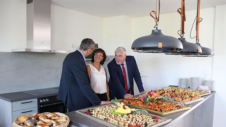 Bauunternehmerin Gisela Raab  zeigt OB Norbert Tessmer (rechts) und  Bürgermeister Thomas Nowak die Gemeinschaftsküche.Foto: Ulrike Nauer