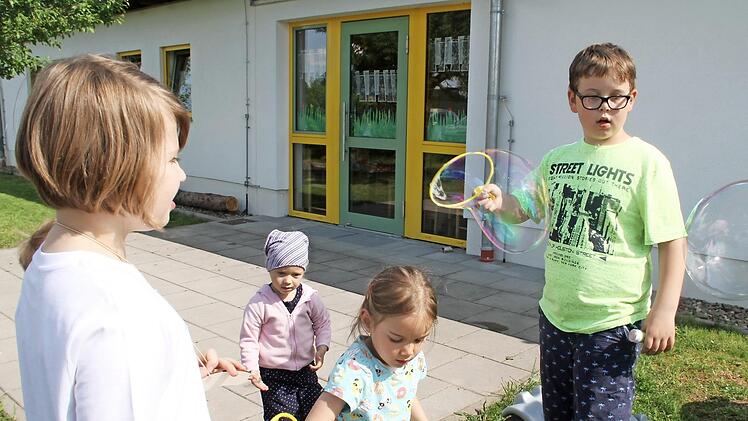 Wer stellt die schönsten und größten Seifenblasen her? Fotos: Berda Völk