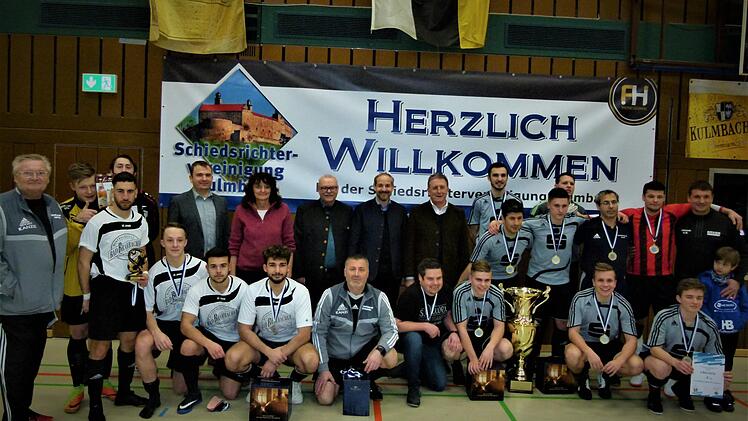 Die Endspielteilnehmer. Links die unterlegene Mannschaft der Schiedsrichtergruppe Hof,  rechts der Turniersieger Kronach, der seinen Vorjahressieg wiederholte.  Foto: Werner Reißaus