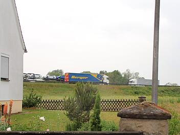 In Medbach rauscht der Autobahnverkehr zum Greifen nahe vorbei. Bald wird die A 3 hier hinter einem zehn Meter hohen Lärmschutz verschwinden. Foto: Andreas Dorsch