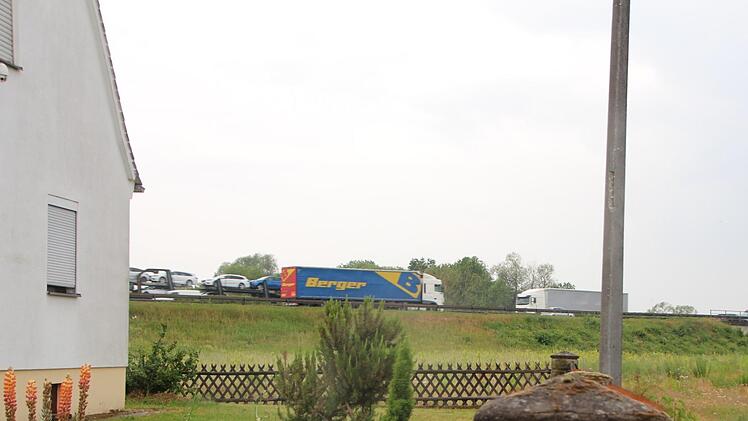 In Medbach rauscht der Autobahnverkehr zum Greifen nahe vorbei. Bald wird die A 3 hier hinter einem zehn Meter hohen Lärmschutz verschwinden. Foto: Andreas Dorsch