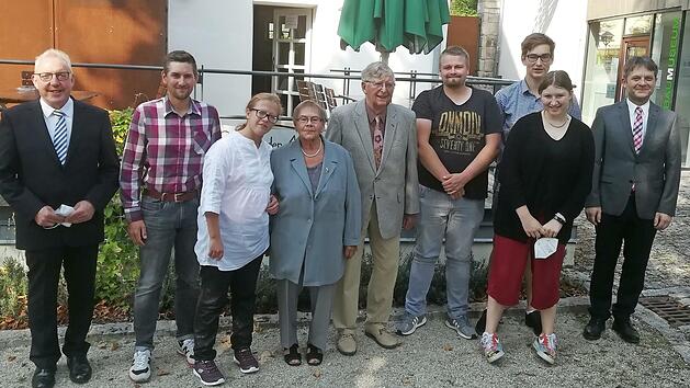 Die Jubilarin Edeltraud Krauß (Vierte von links ) mit Ehemann Erich (rechts daneben) und den Enkelkindern (v.l.) Mario, Lisa, Lukas, Niclas und Jette. Es gratulierten ebenso Erster Bürgermeister Harald Hübner (links) und Pfarrer Johannes Feldhäuser (rechts).