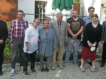 Die Jubilarin Edeltraud Krauß (Vierte von links ) mit Ehemann Erich (rechts daneben) und den Enkelkindern (v.l.) Mario, Lisa, Lukas, Niclas und Jette. Es gratulierten ebenso Erster Bürgermeister Harald Hübner (links) und Pfarrer Johannes Feldhäuser (rechts).
