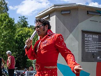 Duke Elvis gab am Elvis-Bahnhäuschen am Rhönexpress Bahn-Radweg auf Einladung des Musikvereins Wildflecken ein zweistündiges Live-Konzert.