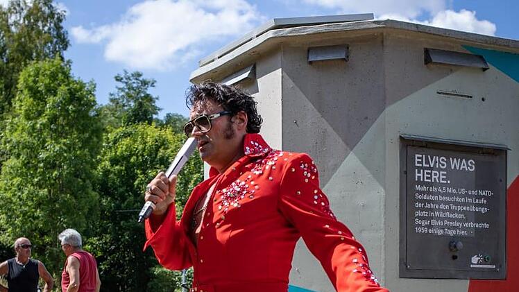 Duke Elvis gab am Elvis-Bahnhäuschen am Rhönexpress Bahn-Radweg auf Einladung des Musikvereins Wildflecken ein zweistündiges Live-Konzert.