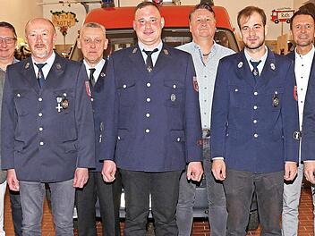 Das neu gew&auml;hlte F&uuml;hrungsteam mit Vertretern der Stadt Lichtenfels (v. l.): Roland Lowig, Horst S&uuml;nkel, Otto Gehr (Vorsitzender), Hermann Schubert, Sebastian Zeis (Zweiter Kommandant), Uwe Reinhardt, Fabian St&auml;nder (Erster Kommandant), Andreas H&uuml;g...