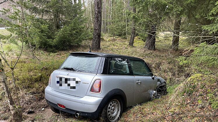 Lkw mit Warnblinker übersehen: Ältere Frau landet mit Pkw im Bach