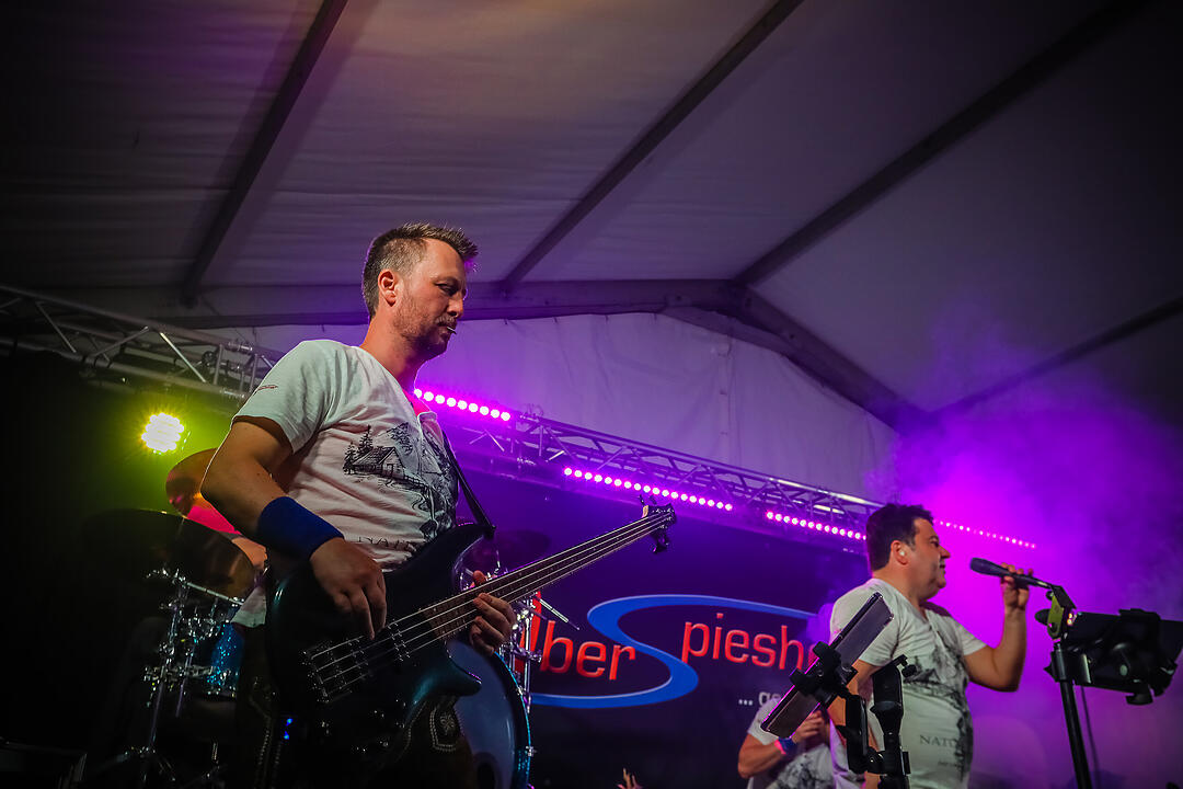Samstagsparty im Festzelt!