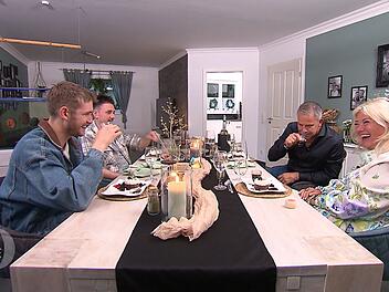 Das Schn&auml;pschen zum Dessert lockert nochmal die Stimmung.