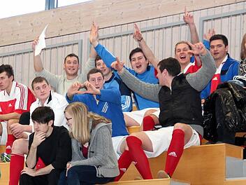 Die Fans in der Halle freuen sich über ein gutes Spiel.  Fotos: Johanna Blum