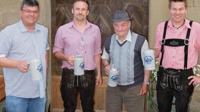 Ernst Geiling (Zweiter von rechts) wurde beim Braufest in Junkersdorf zum Ehrenbraumeister ernannt. Von links: Vorsitzender Rudi Göpfert, Zweiter Vorsitzender Alexander Faust und Braumeister Michael Schad. Foto: sn