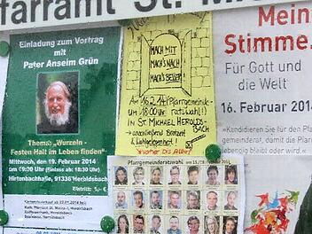Ungeteilte Aufmerksamkeit findet Anselm Grün nicht einmal im Schaukasten des Pfarramtes.  Foto: Josef Hofbauer