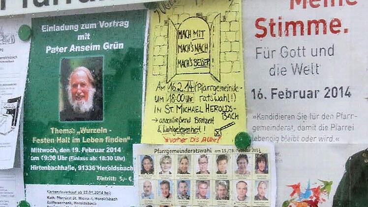 Ungeteilte Aufmerksamkeit findet Anselm Grün nicht einmal im Schaukasten des Pfarramtes.  Foto: Josef Hofbauer