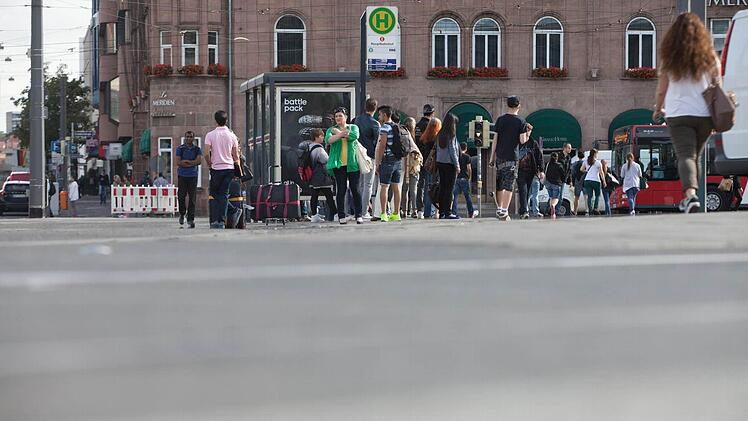 Wartenden Fahrgaesten am Donnerstag (26.06.2014) am Hauptbahnhof in Nuernberg. Die Gewerkschaften haben heute erneut zu einem Warnstreik aufgerufen. Verkehrschaos in Nuernberg.Foto: News5 / Grundmann