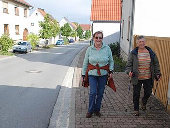 Jeden Morgen sind die Nordic Walkerinnen Johanna Bötsch und Christa Beck mit ihren Sticks rund um Rannungen unterwegs: "Weil mer so halt a ma naus kummt." Fotos: Günter Flegel