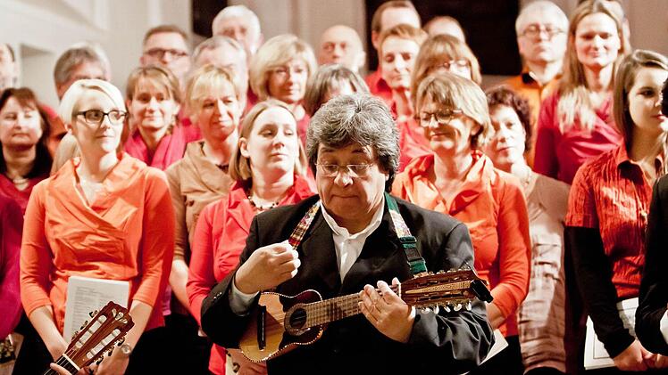 Gemeinsam mit der peruanischen Instrumentalgruppe "Indoamerika Perumanta" führte der Chor "Unerhört" Musik von Ariel Ramirez in der Coburger Heilig-Kreuz-Kirche auf.Foto: Jochen Berger