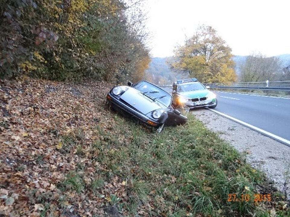 Porsche landet in Graben - Fahrer flieht