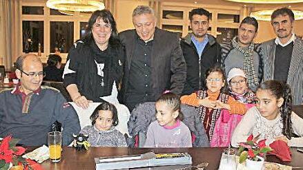 Die ersten drei Flüchtlinge wurden bei Heinz-Glas eingestellt. Mit im Bild: Melanie Fiedler von der Heinz-Personalabteilung und Adem Elkol (hintere Reihe, 1. und 2. von links).