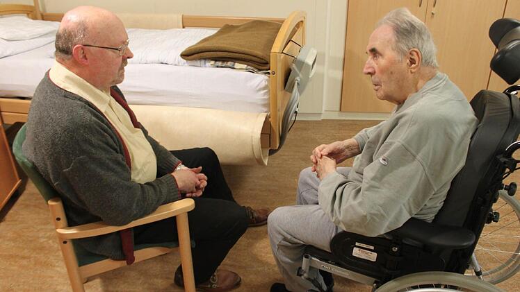 Erich Lösch lebt im Zeiler Altenheim und freut sich immer sehr auf die Besuche von Rudi Langer (links). Foto: Ronald Heck