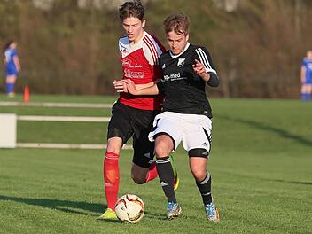 SC Adelsdorf - TSV Röttenbach: Der Adelsdorfer Steffen Müller (links) setzte sich hier gegen Sebastian Eckel durch und erzielte auch den einzigen Treffer der Partie. Foto: Sebastian Baumann / anpfiff.info