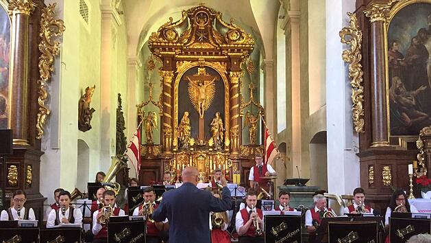 Die Feuerbergmusikanten spielten unter der Leitung von Edwin Sch&auml;fer in der Klosterkirche am Kreuzberg. Foto: Regina Rinke