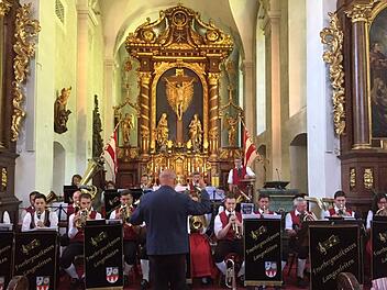 Die Feuerbergmusikanten spielten unter der Leitung von Edwin Schäfer in der Klosterkirche am Kreuzberg. Foto: Regina Rinke