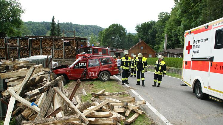 Im Vordergrund der Holzstapel, gegen den das Auto geprallt war. Fotos: Sabne Weinbeer