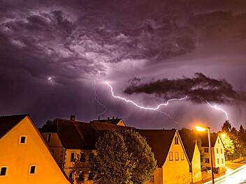 Der Deutsche Wetterdienst warnt am Montagvormittag (10. Juli) vor starken Gewittern in mehreren oberfr&auml;nkischen St&auml;dten und Landkreisen. Symbolfoto: Udo Arch