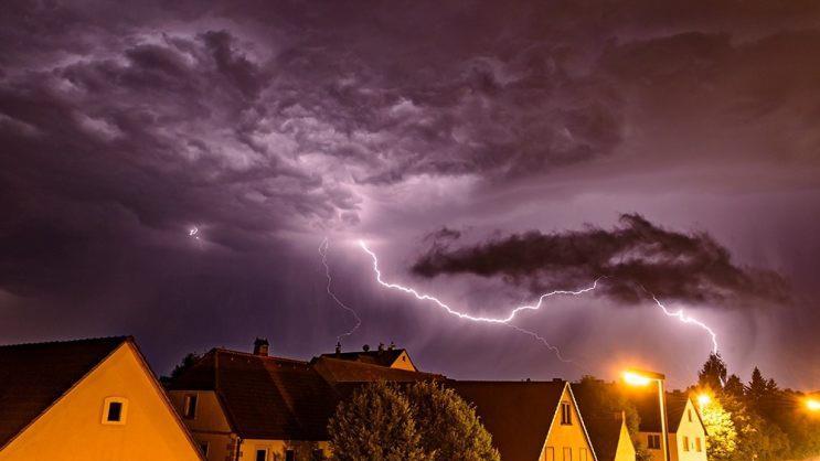 Der Deutsche Wetterdienst warnt am Montagvormittag (10. Juli) vor starken Gewittern in mehreren oberfr&auml;nkischen St&auml;dten und Landkreisen. Symbolfoto: Udo Arch