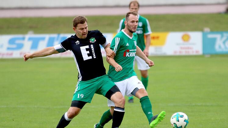 Daniel Krüger (vorne rechts, dahinter Johannes Bechmann) steht wieder im Kader des FC Sand.