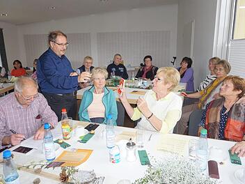 Beliebte Liederhefte wurden in der Herbsttagung des Katholischen Seniorenforums der Diözese Würzburg in Dekanat Bad Neustadt vorgestellt.  Nobert Kraus, Referent der Regionalstelle Schweinfurt sammelte die Anregungen.  Marion Eckert