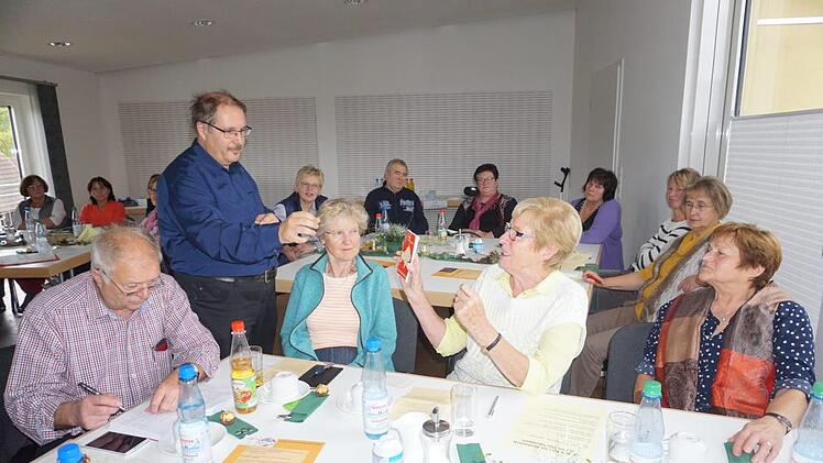 Beliebte Liederhefte wurden in der Herbsttagung des Katholischen Seniorenforums der Diözese Würzburg in Dekanat Bad Neustadt vorgestellt.  Nobert Kraus, Referent der Regionalstelle Schweinfurt sammelte die Anregungen.  Marion Eckert