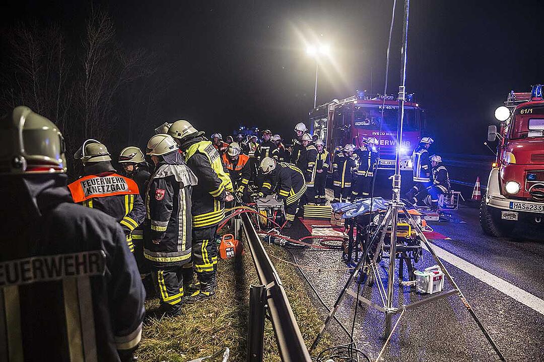 Haßfurt: Fahrer nach Unfall auf der A70 stundenlang eingeklemmt