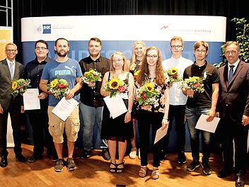 Oliver Brehm (l.) und Alexander Tritthart (r.) zeichneten die Prüfungsbesten aus. Fotos: Richard Sänger