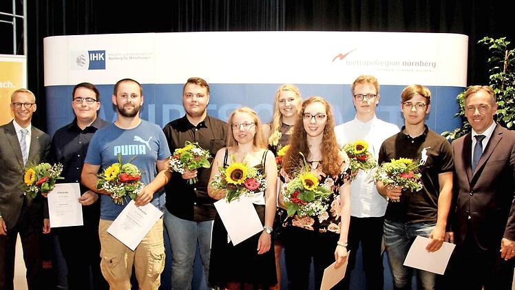 Oliver Brehm (l.) und Alexander Tritthart (r.) zeichneten die Prüfungsbesten aus. Fotos: Richard Sänger