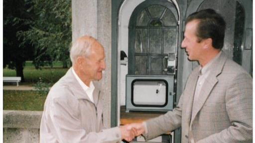 Philipp Bauer und ein Mitarbeiter des Wasserwirtschaftsamts vor dem Pegelhäuschen am Regentenbau.  Foto: Archiv Siegfried Wolf