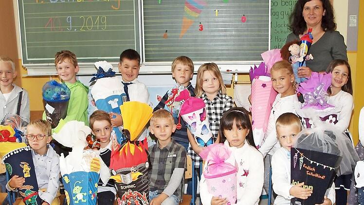 In der Volksschule Seubelsdorf drückten zum ersten Mal 15 Schüler der Klasse 1c die Schulbank und erlebten die erste Schulstunde mit ihrer Klassenleiterin Susanne Schmidt. Fotos: Alfred Thiereth
