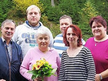 Hedwig Kolb mit (von links) Zweiter Bürgermeister Gerhard Eidelloth, Christopher Kolb (Enkel), Thomas Kolb (Sohn), Melanie Kolb und Monika Kolb (beides Schwiegertöchter).  Foto: Heike Schülein