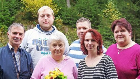 Hedwig Kolb mit (von links) Zweiter Bürgermeister Gerhard Eidelloth, Christopher Kolb (Enkel), Thomas Kolb (Sohn), Melanie Kolb und Monika Kolb (beides Schwiegertöchter).  Foto: Heike Schülein