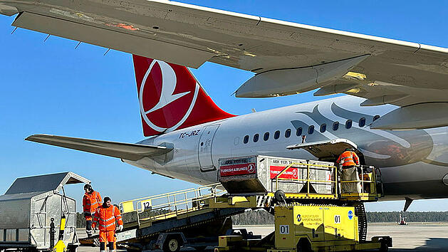 Flughafen N&uuml;rnberg: Hilfsg&uuml;terfl&uuml;ge f&uuml;r Erdbebenopfer in T&uuml;rkei - 15 Tonnen Luftfracht in einer Woche