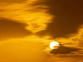 An Ostern ist alles möglich - einerseits könnten uns 25 Grad und Sonnenschein die Feiertage versüßen, andererseits ist Saharastaub im Anmarsch. Saharastaub