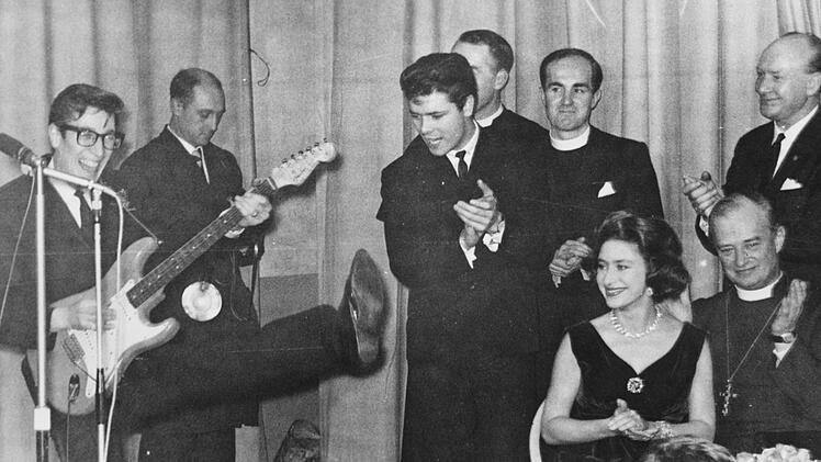 Familientaugliche Unterhaltung: 1962 spielten Cliff Richard und seine Band Ths Shadows für Prinzessin Margaret und den Bischof von Bath (rechts, sitzend).