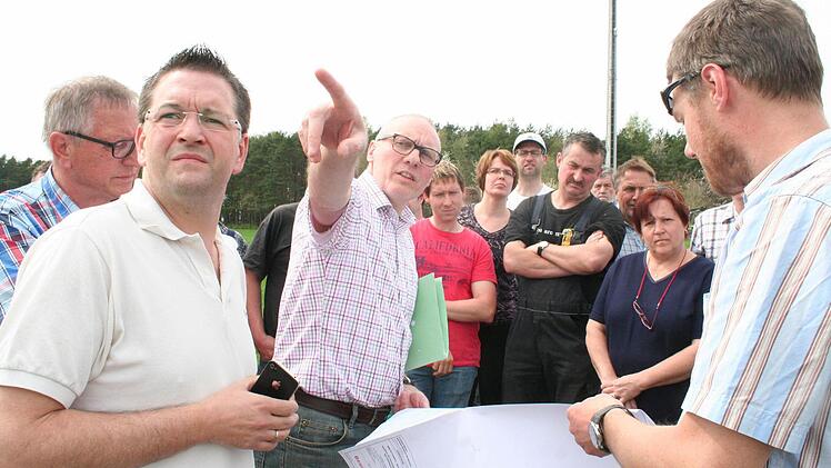Planer Rainer Endenthum erläutert den Bucher Bürgern die Planung. Auch die Bürgermeister Waldemar Kleetz (l., halb verdeckt) und Karsten Fischkal hörten zu.